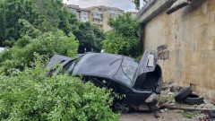 Каналджия заби кола с мигранти в подлез след гонка с полицията в Бургас и избяга