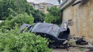 Каналджия заби кола с мигранти в подлез след гонка с полицията в Бургас и избяга