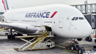 Airbus намалява драстично производството на най-големия си самолет A380
