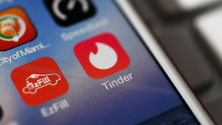 Докъде стигна манията по Tinder