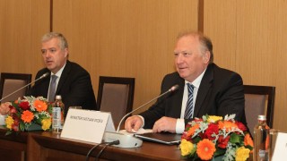 Министър Светлан Стоев представи външнополитическите приоритети на България пред Дипломатическия