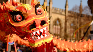 Група китайски деца ще носят флага на ФИФА по време