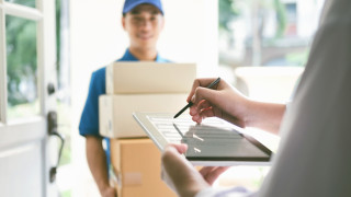 "Еконт" ще наема на работа бежанци от Украйна. Какви са заплатите в компанията?