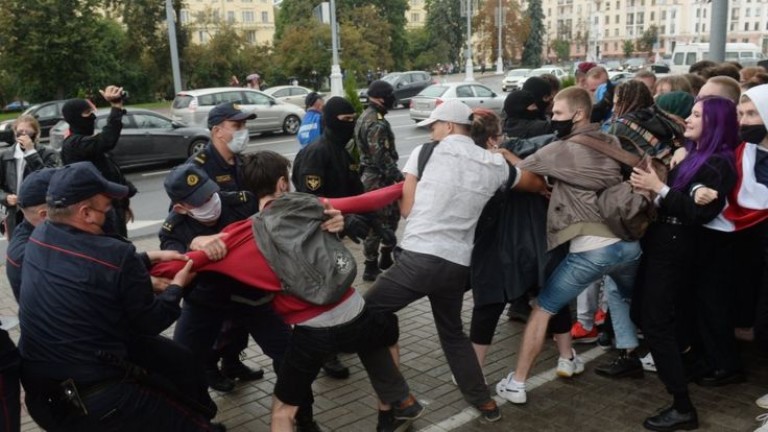 Милицията в Минск преследва и арестува студенти.