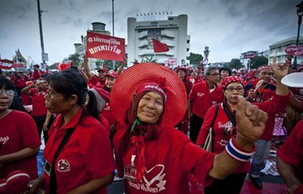 Демонстранти в червени фланелки заляха Банкок 