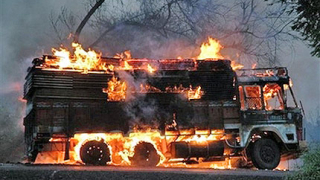 Взривиха автобус в Индия, десетки загинали