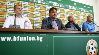 Президентът на ПФЛ Атанас Караиванов говори пред Домът на футбола