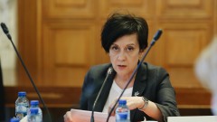 Антоанета Цонева гледа двама министри в кабинета Главчев