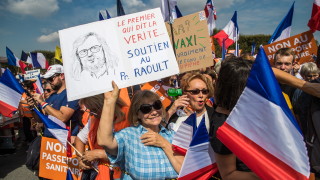 Десетки хиляди французи излязоха на протест снощи срещу изискването за