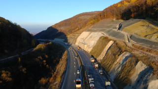 Движението по АМ Струма в посока София е затруднено съобщава