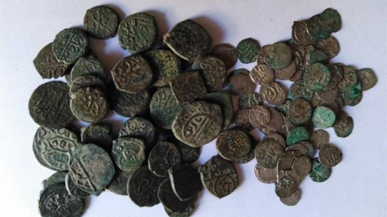 Иззеха 61 старинни монети от 54-годишен в София 