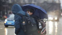 Застудяване и дъжд за събота