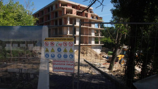 Оградата около строежа на украинската корпорация КУБ в местността Баба