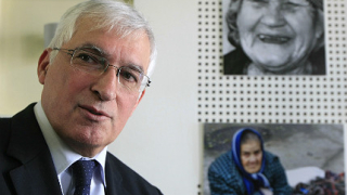 Студенти издигнаха преподавател за премиер