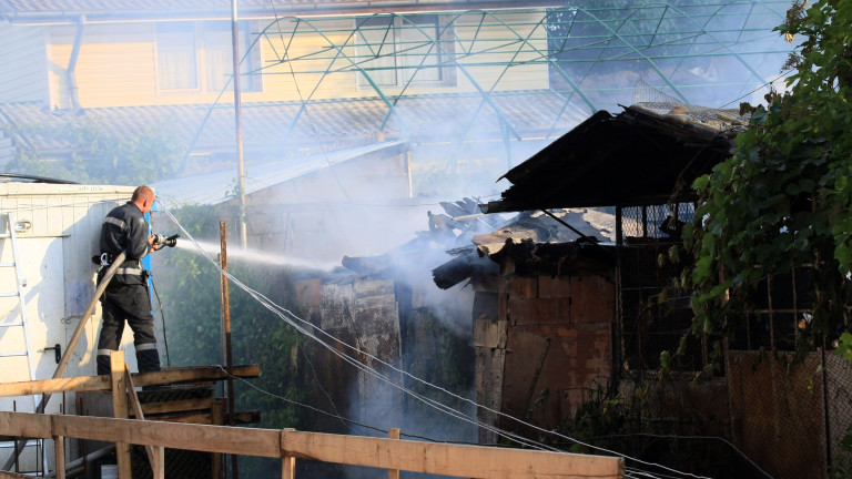 Пожар в склад за скрап в "Столипиново"