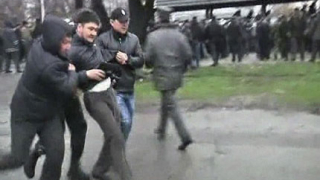 Привърженици на Бакиев щурмуваха правителствена сграда