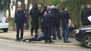 Полицаи закопчани при акция в София, единият стрелял срещу своите