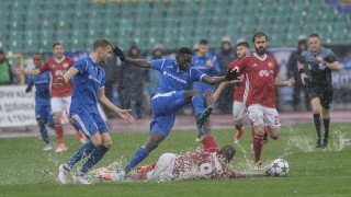 Докато се замерят с декларации и се занимават с бутафорното