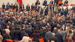 10-минутен масов бой в турския парламент