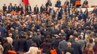 Управляващата партия и опозиционните депутати си размениха удари след спор