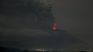 Изригванията на италианския вулкан Етна и по малкия Стромболи изхвърлят
