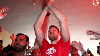 Феновете на Олимпиакос показаха че са изключително щастливи от завръщането