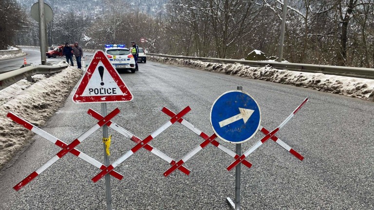 Все още е затворен участък от пътя II-16 Своге - Ребърково