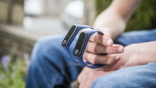 Часовникът, който ни спира да си пипаме лицето