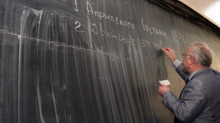 Минималната заплата за преподавател във висше училище се увеличава от