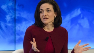 Шефката на Facebook: Мъжете движат света и не върви особено добре
