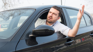 Шофьор стреля по друг водач след засичане на пътя Това