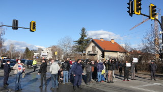 Жители на Овча купел протестират заради лошото състояние на ул
