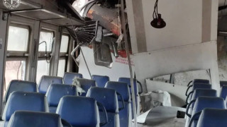 Руски дронове удариха електричка в Харковска област и блок в Днепър