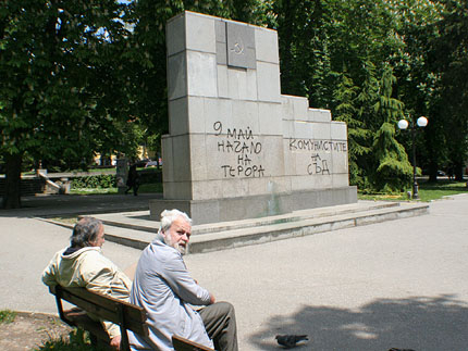 Противници на комунизма „украсиха” старозагорски паметници