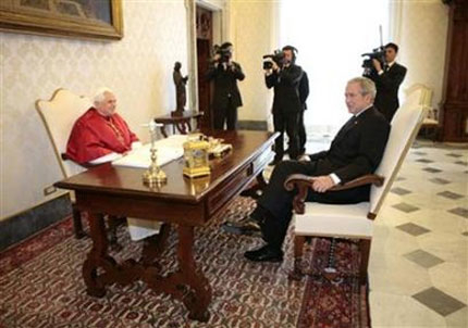 Папата пита Буш какво са си говорили с Путин