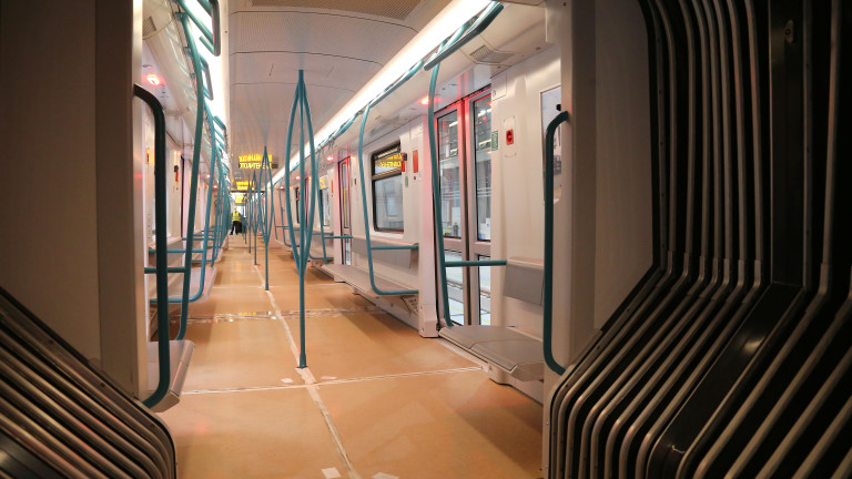 Камери следят дистанцията между хората в метрото