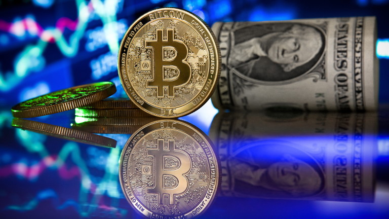 Кошмарен уикенд след ужасна седмица: Bitcoin падна под $32 000 и е с 50% под пика си
