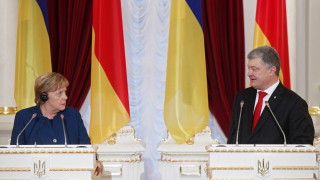 Порошенко зове Меркел да подкрепи засилване на санкциите срещу Русия