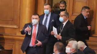 Здравният министър скастри депутатите, че не носят маски