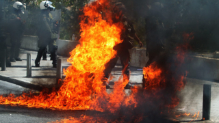Самоделна бомба избухна до дома на бивш гръцки финансов министър