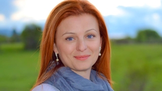 Десислава Атанасова: Хората абдикират от истинския свят