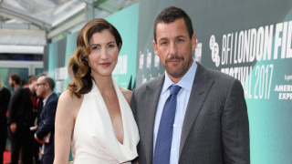 51 годишният актьор и продуцент Адам Сандлър показа че е многостранно