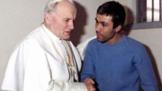Мехмет Али Агджа поднесе цветя на гроба на папа Йоан Павел II 