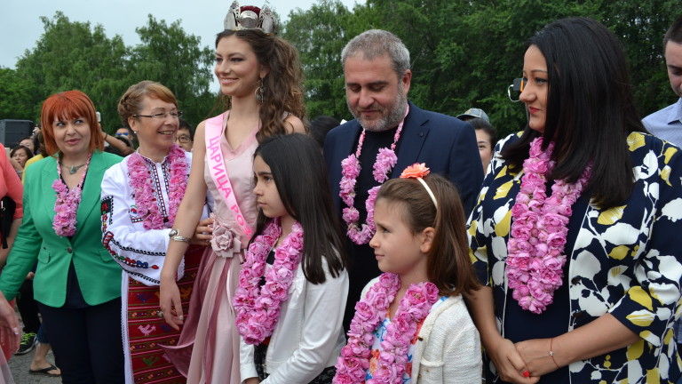 S Rozober I Karnavalno Shestvie Kazanlk Otbelyaza Praznika Na Rozata News Bg