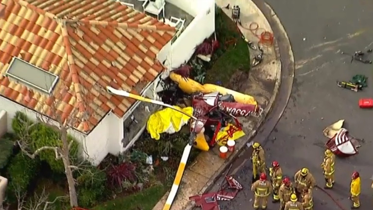 Трима души загинаха, след като хеликоптер се разби в къща
