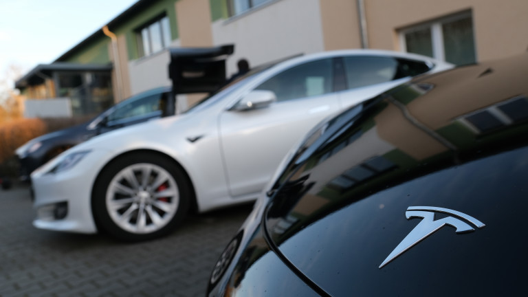 Тримесечната печалба на Tesla за първи път надмина $1 милиард