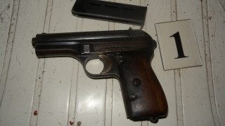 Полицията откри множество боеприпаси и оръжия в дома на 66 годишен