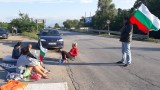 Шесто денонощие продължава блокадата на пътя Сливен-Ямбол