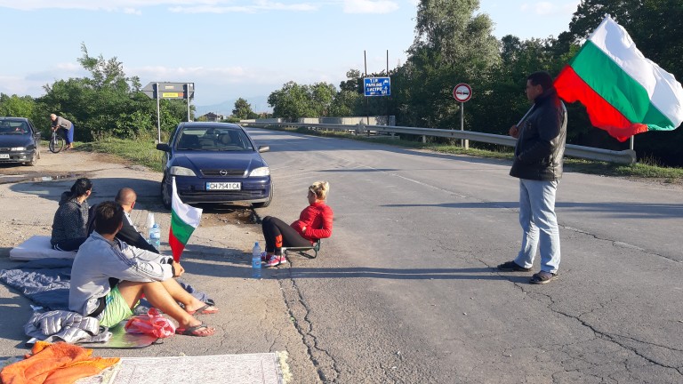 Oсмо денонощие продължава блокадата при сливенското село Крушаре