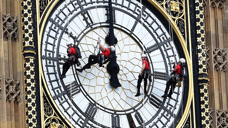 Знаменитият часовник на кулата Елизабет на британския парламент, известна като